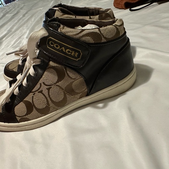 Coach - Picture 3 of 5